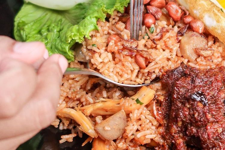 Nasi Goreng Putra Katamso: Rasa Malam yang Menggoda Jiwa Cilacap
